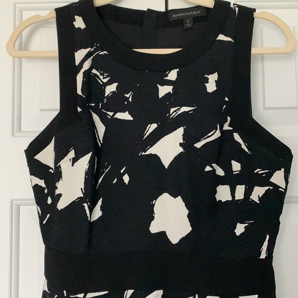 Black and White Patterned Fit and Flare Dress - Banana Republic - Picture 2 of 5